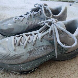 Nike Freak 4 Men's Size 9.5 Gray D16149-004 Basketball Low Athletic Shoes